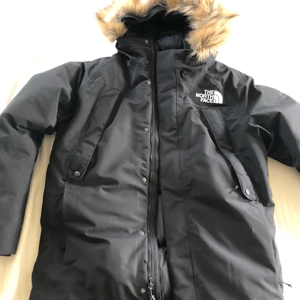 The North Face mens Outer Boroughs Hooded Down Insulated Winter Parka Black